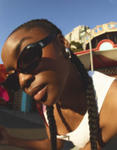 Le Specs Work It! Black sunglasses with an oval silhouette that calls to the glamorous styles of the 90s. Crafted with subtly bevelled edges, the style offers a slightly oversized fit - ideal for wider faces.