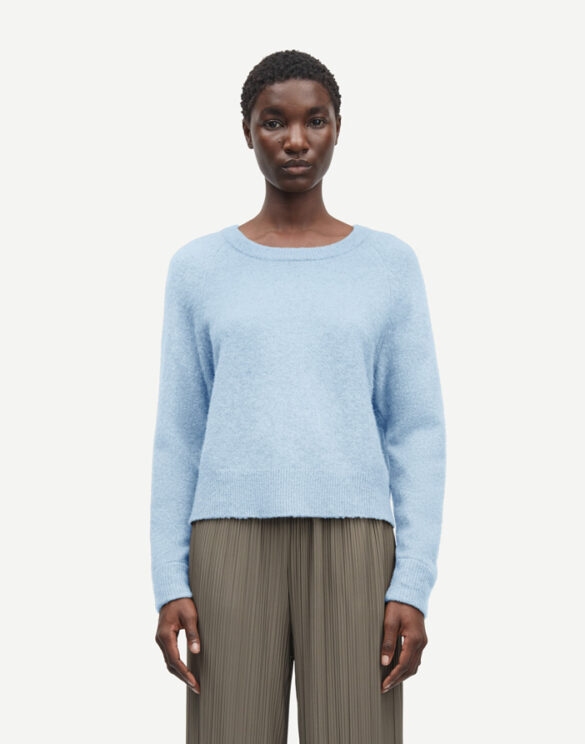 Samsøe Samsøe Nor O-Neck Short Skyway is a lightweight knitted sweater for womew in light pastel blue color